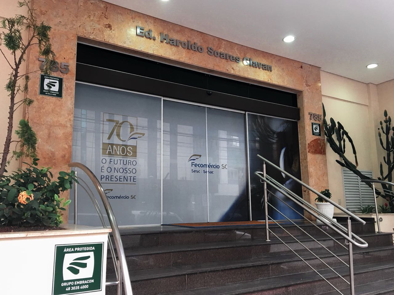 Fecomércio SC lança campanha em comemoração aos 70 anos POrta plotada - Fecomércio SC lança campanha em comemoração aos 70 anos