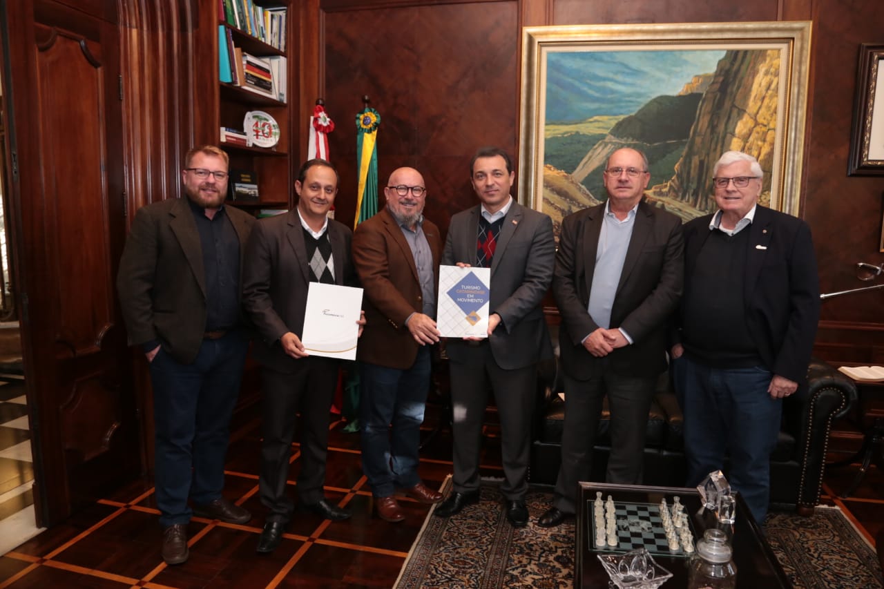 Presidente do Sistema Fecomércio SC Sesc Senac entrega Carta de Orlando ao governador de SC WhatsApp Image 2019 07 05 at 16.22.32 - Presidente do Sistema Fecomércio SC Sesc Senac entrega Carta de Orlando ao governador de SC