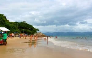 shutterstock 1022156668 300x189 - Conheça em detalhe o perfil do turista na temporada 2018