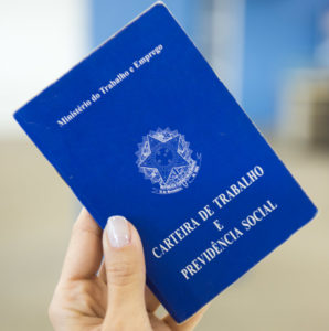 Mais de um terço das empresas varejistas pretende contratar temporários para o Natal e a temporada de verão em Santa Catarina, aponta Fecomércio carteira de trabalho Ciete CARROSSEL 298x300 - Mais de um terço das empresas varejistas pretende contratar temporários para o Natal e a temporada de verão em Santa Catarina, aponta Fecomércio