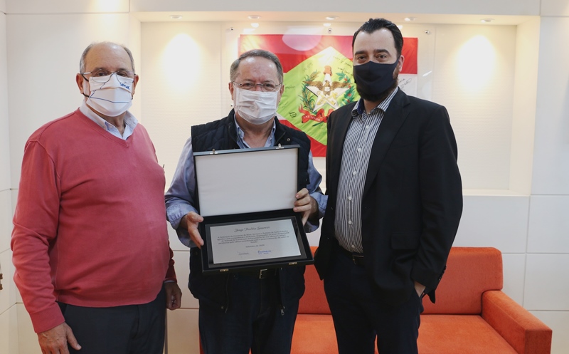 IMG 3919 - Guarezi &eacute; homenageado por dedica&ccedil;&atilde;o &agrave; c&acirc;mara empresarial de material de constru&ccedil;&atilde;o da Fecom&eacute;rcio SC