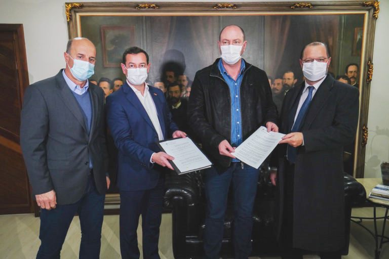 Entrega proposta - Proposta de reforma da previd&ecirc;ncia dos servidores estaduais &eacute; protocolada na Alesc