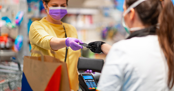 Covid 19 cartao  cred zoranm iStock istock - Decreto libera hor&aacute;rio de funcionamento dos servi&ccedil;os e atividades em SC