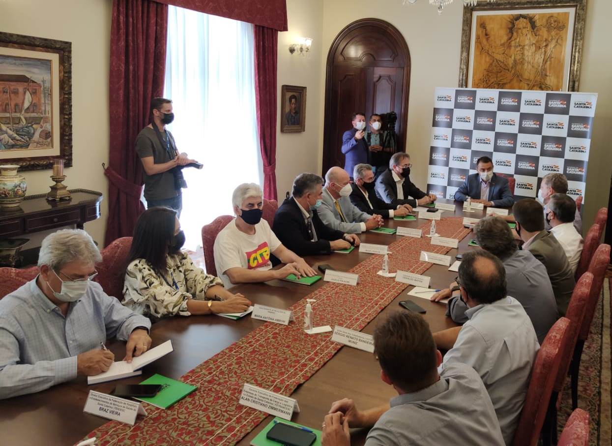 Entidades entregam ao governador de SC proposta do piso mínimo regional para 2022 WhatsApp Image 2022 01 26 at 17.34.34 - Entidades entregam ao governador de SC proposta do piso mínimo regional para 2022