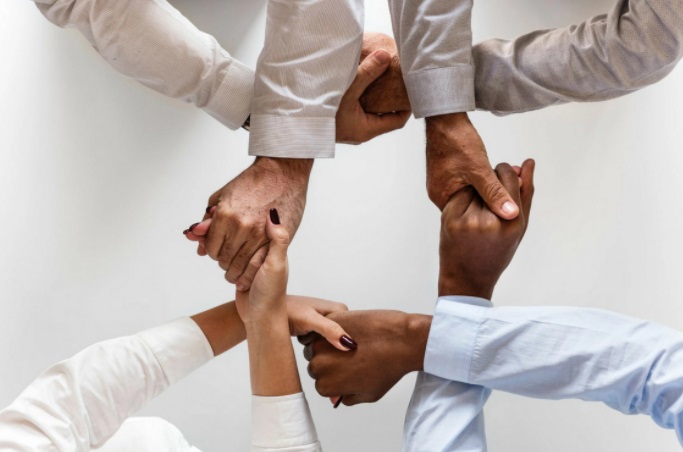 Fecomércio SC adere ao Pacto Empresarial pela Integridade e Contra a Corrupção maos dadas - Fecomércio SC adere ao Pacto Empresarial pela Integridade e Contra a Corrupção