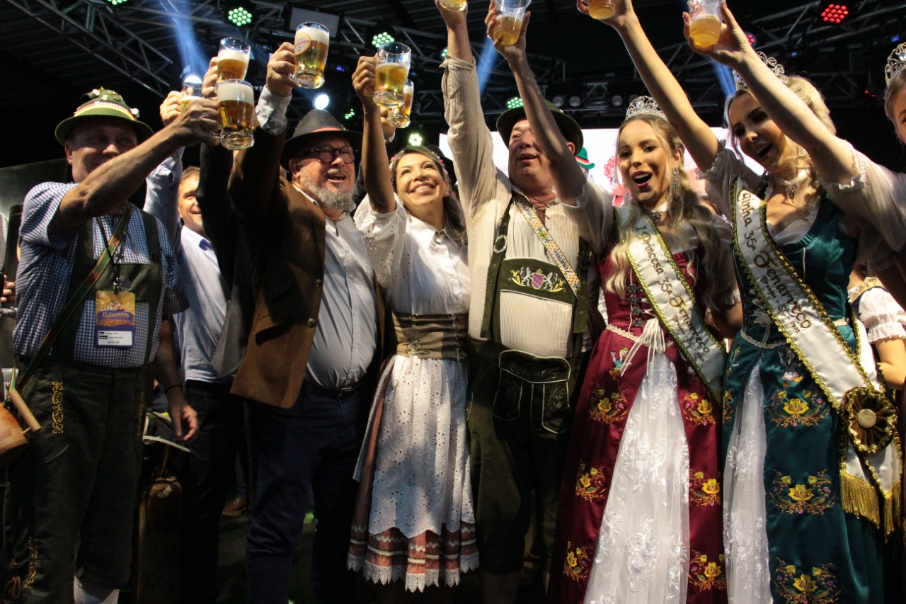 foto materia - Presidente da Fecom&eacute;rcio SC prestigia abertura da Fenarreco e Oktoberfest