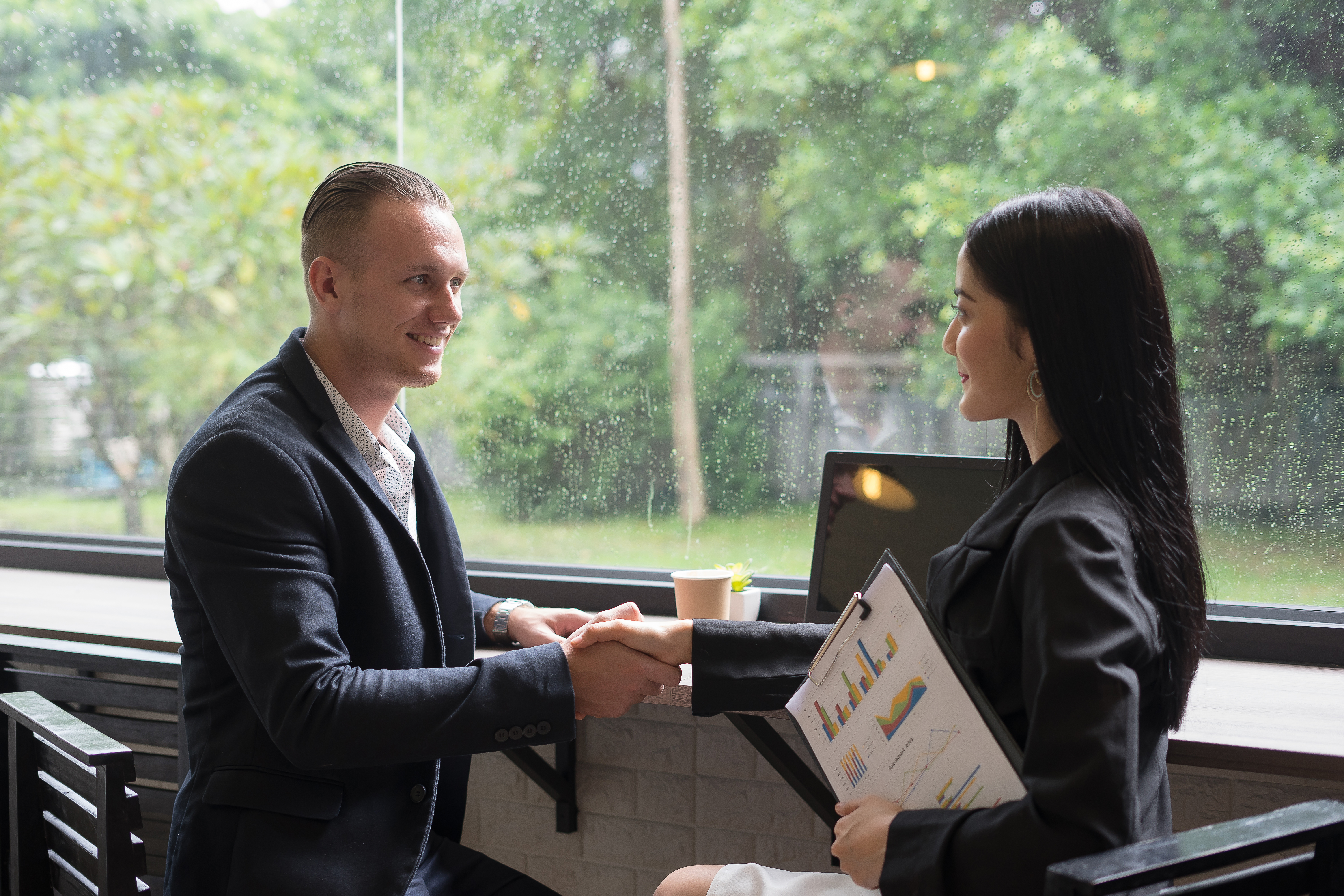 negocios pessoas apertando as maos negocios de sucesso - Servi&ccedil;os e com&eacute;rcio respondem por 63% das vagas de emprego criadas em julho