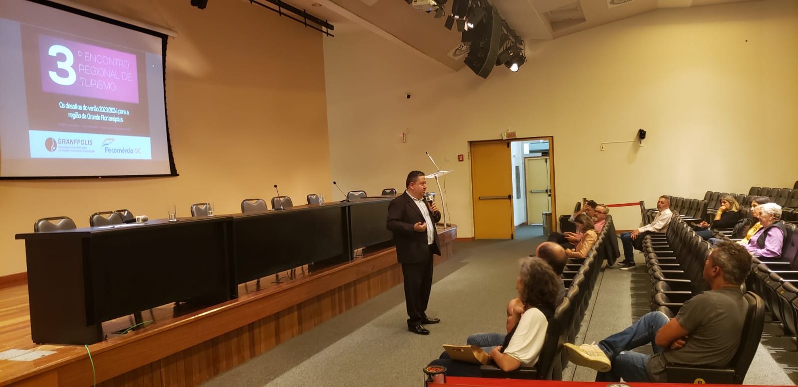 WhatsApp Image 2023 10 18 at 15.02.49 - Fecom&eacute;rcio apresenta boletim de turismo em encontro regional na Alesc