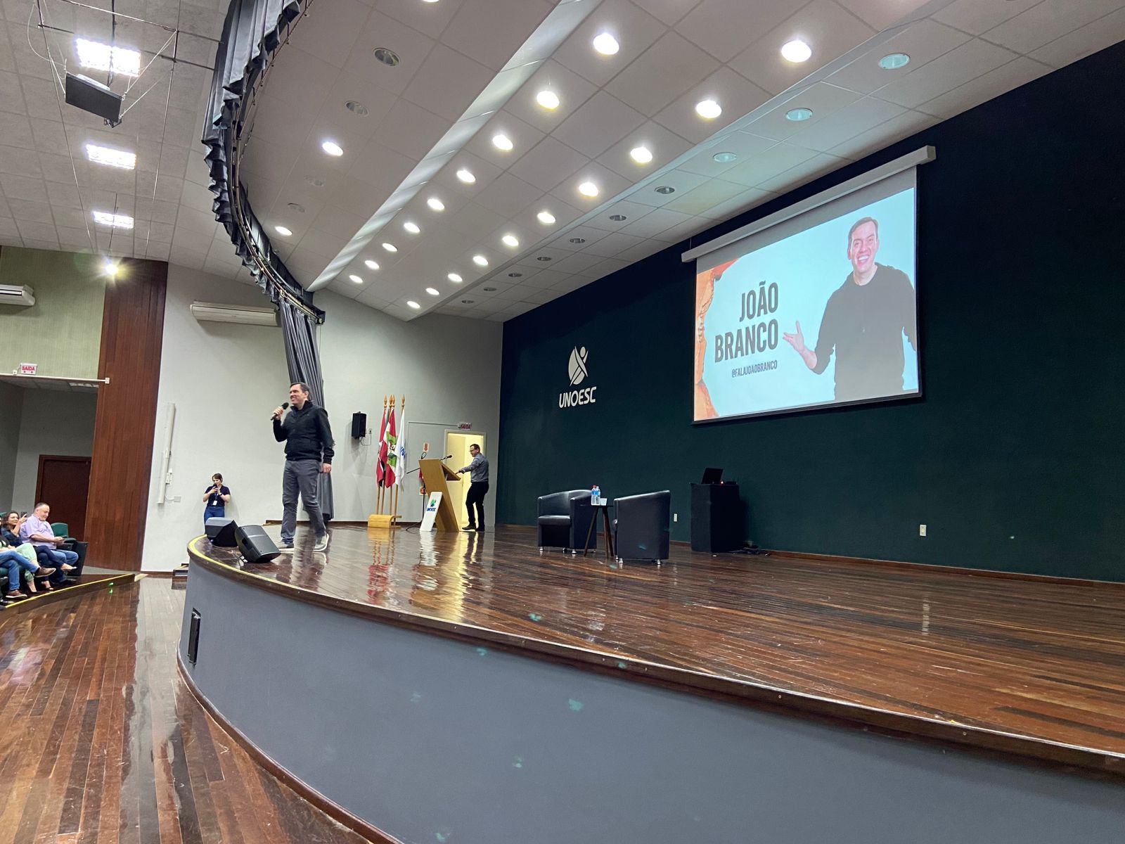 3074574a adaa 454d b2b5 0a4434204db4 - Sistema Com&eacute;rcio Sincovar/Sigavai promove palestra com Jo&atilde;o Branco em Xanxer&ecirc;, no Oeste de SC