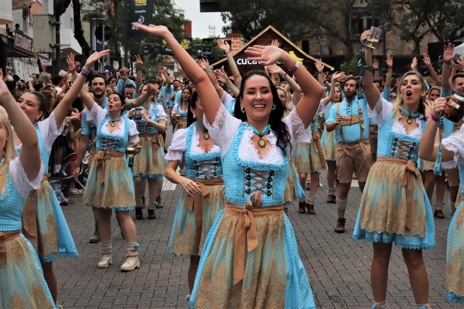 marcelomartins - Festas de outubro movimentam com&eacute;rcio catarinense, aponta pesquisa da Fecom&eacute;rcio