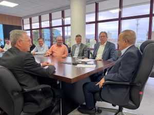 WhatsApp Image 2024 03 06 at 08.51.57 300x225 - Acordo para reajuste do piso salarial regional em 2024 &eacute; entregue ao Governador