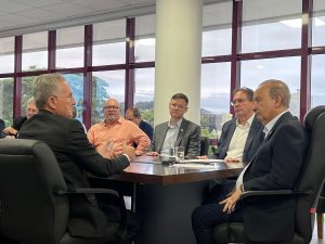 WhatsApp Image 2024 03 06 at 08.52.00 300x225 - Acordo para reajuste do piso salarial regional em 2024 &eacute; entregue ao Governador