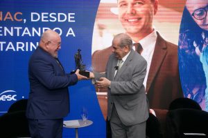 1a61cfa4 2c77 49a0 8001 02f5b65993a3 300x200 - Presidente da Confedera&ccedil;&atilde;o Nacional do Com&eacute;rcio, Servi&ccedil;os e Turismo (CNC), Jos&eacute; Roberto Tadros &eacute; homenageado com o T&iacute;tulo Honoris Causa concedido pela Acafe