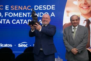 3517c1bd f69f 420c 9864 181e145306e0 300x200 - Presidente da Confedera&ccedil;&atilde;o Nacional do Com&eacute;rcio, Servi&ccedil;os e Turismo (CNC), Jos&eacute; Roberto Tadros &eacute; homenageado com o T&iacute;tulo Honoris Causa concedido pela Acafe