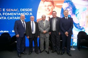 6089323e 31dc 4f51 9d2b e8db048816ce 300x200 - Presidente da Confedera&ccedil;&atilde;o Nacional do Com&eacute;rcio, Servi&ccedil;os e Turismo (CNC), Jos&eacute; Roberto Tadros &eacute; homenageado com o T&iacute;tulo Honoris Causa concedido pela Acafe