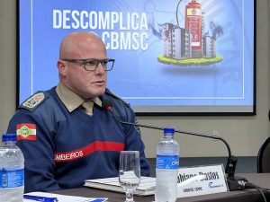 IMG 2465 300x225 - Comando do CBMSC apresenta programa Descomplica em reuni&atilde;o de Conselho da Fecom&eacute;rcio