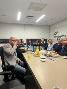 fecomercio1 225x300 - Fecom&eacute;rcio SC recepciona autoridades portuguesas em busca de parcerias
