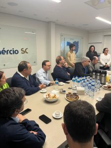 fecomercio2 225x300 - Fecom&eacute;rcio SC recepciona autoridades portuguesas em busca de parcerias