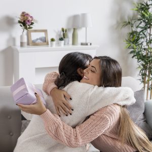 Gasto com presentes do Dia das Mães deve ser o maior da história em SC, aponta Fecomércio mom hugging girl gift 300x300 - Gasto com presentes do Dia das Mães deve ser o maior da história em SC, aponta Fecomércio