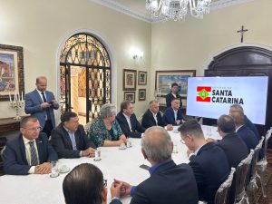 fecomercio 3 300x225 - Fecom&eacute;rcio SC presente na assinatura do protocolo para obras na Ba&iacute;a da Babitonga