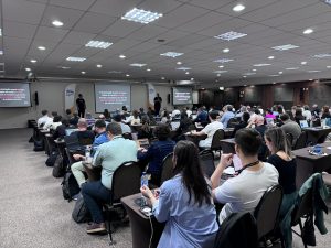 WhatsApp Image 2024 09 13 at 19.26.00 300x225 - StartSe Realiza Primeira Imers&atilde;o sobre Intelig&ecirc;ncia Artificial Fora de S&atilde;o Paulo em parceria com a Fecom&eacute;rcio SC