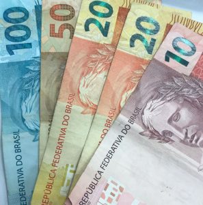 dinheiro e1741346947358 297x300 - Ap&oacute;s sete meses de alta, inadimpl&ecirc;ncia tem queda em novembro em Santa Catarina